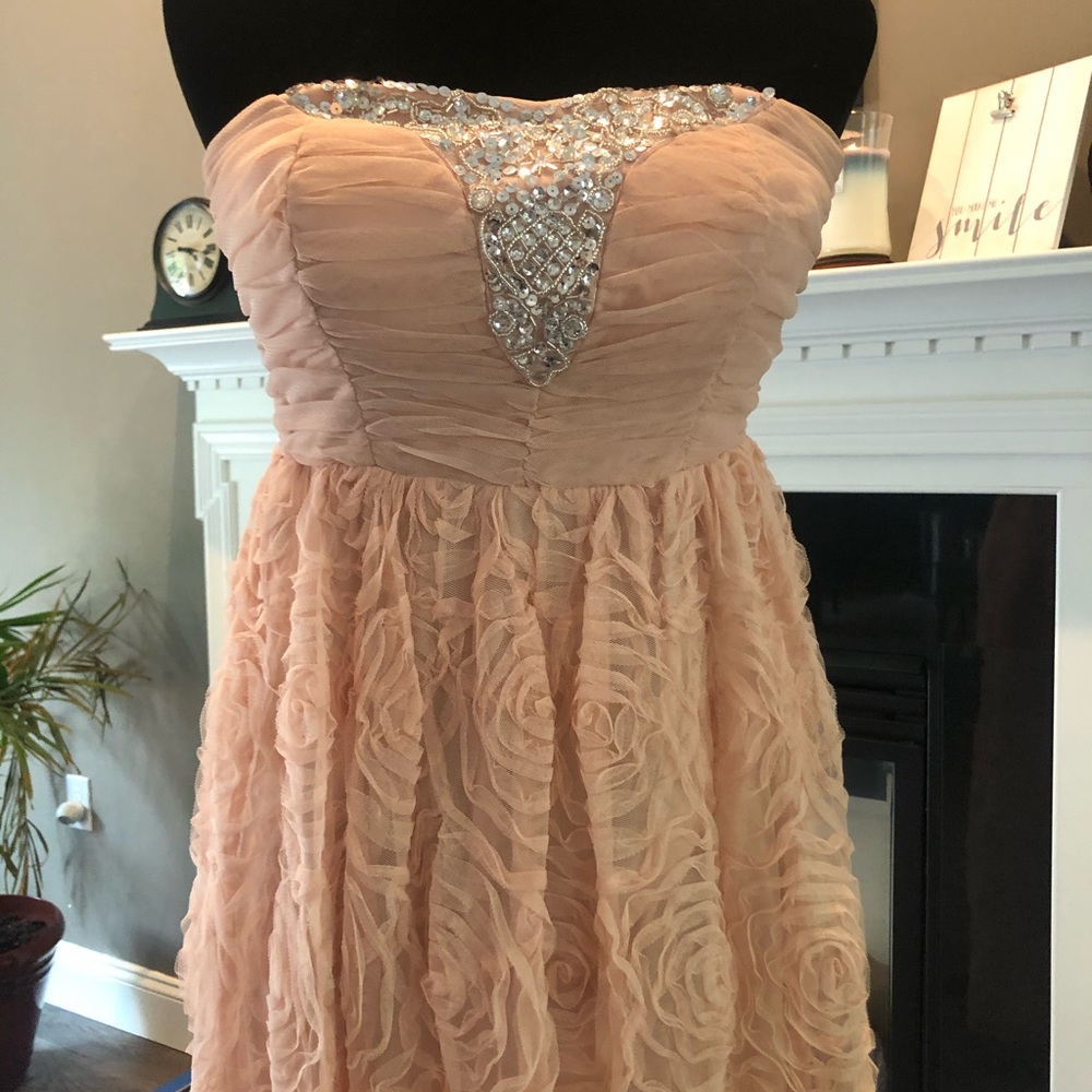 Beautiful champagne evening gown!’